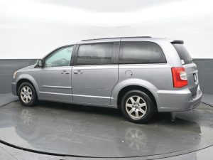 Used 2013 Chrysler Town & Country Touring — thumbnail 8