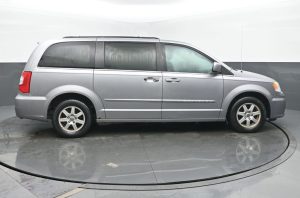 Used 2013 Chrysler Town & Country Touring — thumbnail 9