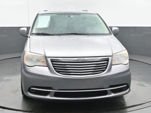 Used 2013 Chrysler Town & Country Touring — thumbnail 2