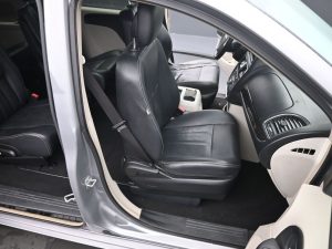 Used 2013 Chrysler Town & Country Touring — thumbnail 19