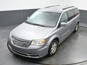Used 2013 Chrysler Town & Country Touring — thumbnail 3